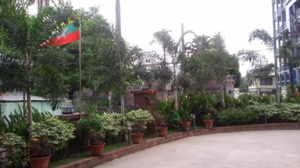 Virati Hotel Yangon Extérieur photo