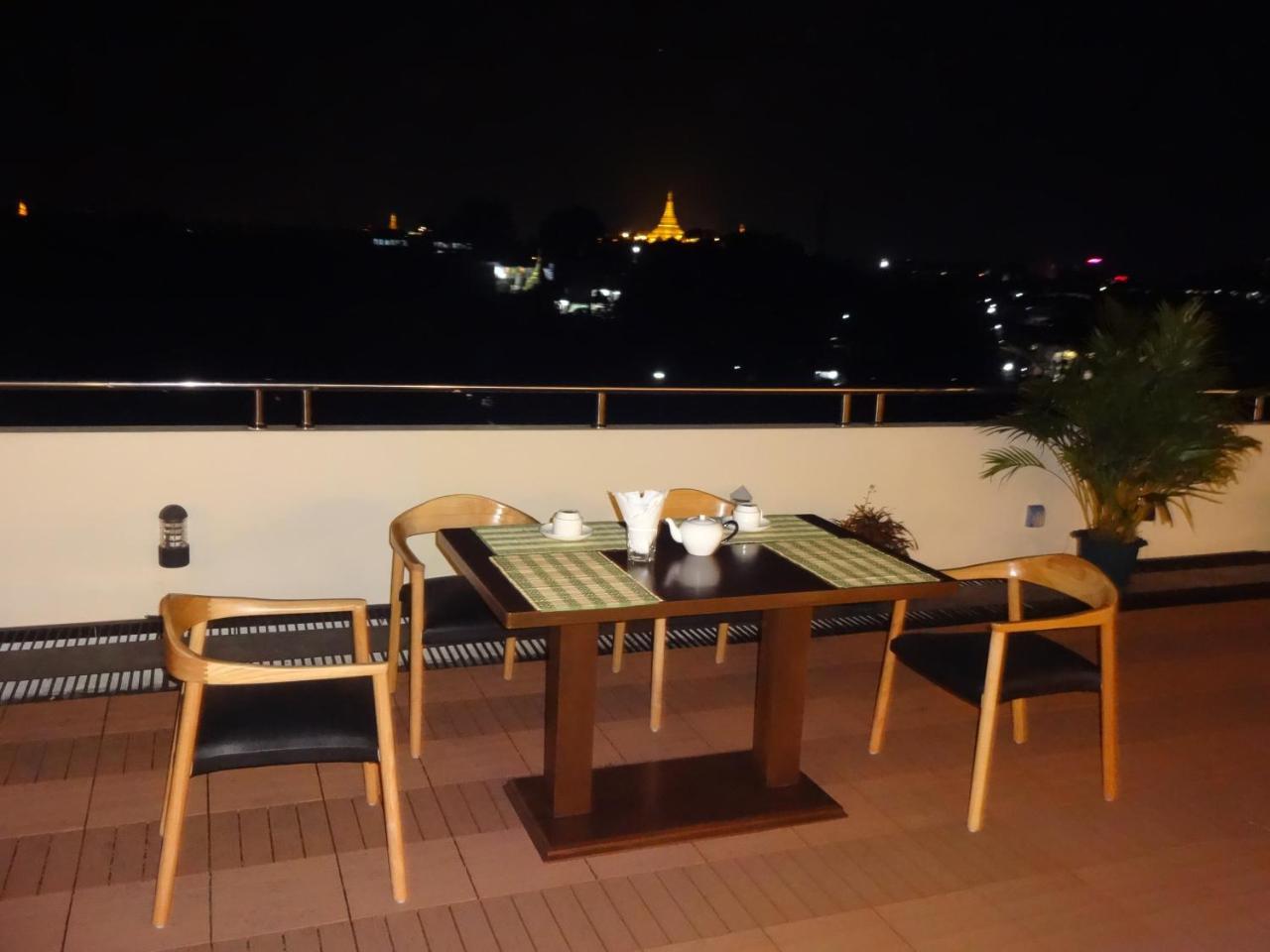 Virati Hotel Yangon Extérieur photo